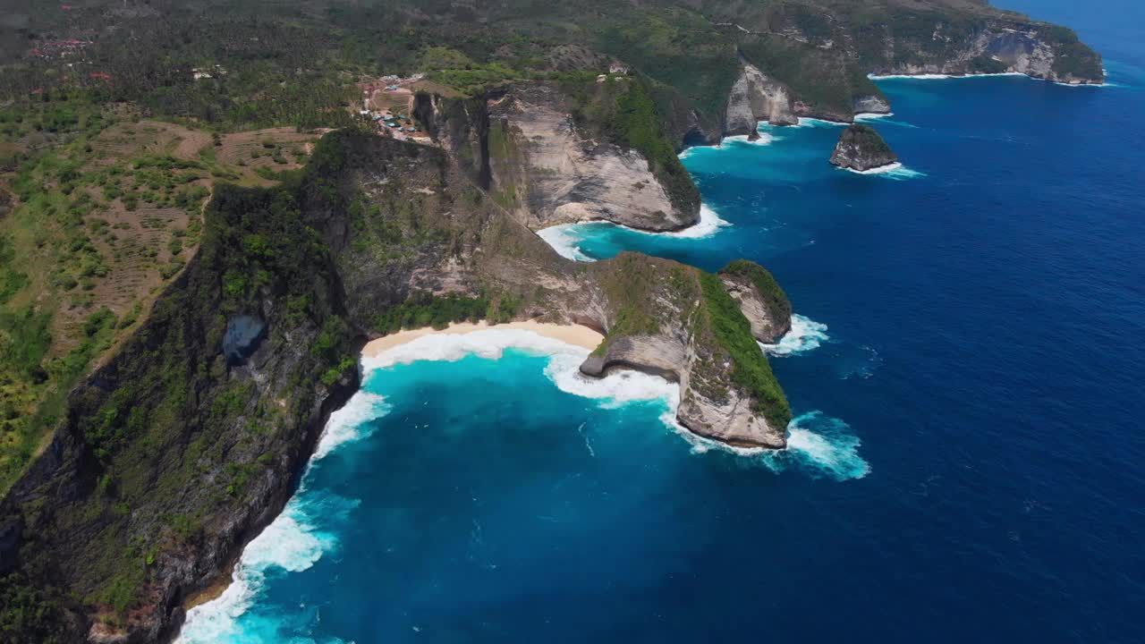 努沙佩尼达岛的山岩海岸线，令人惊叹的景观。鸟瞰图视频素材