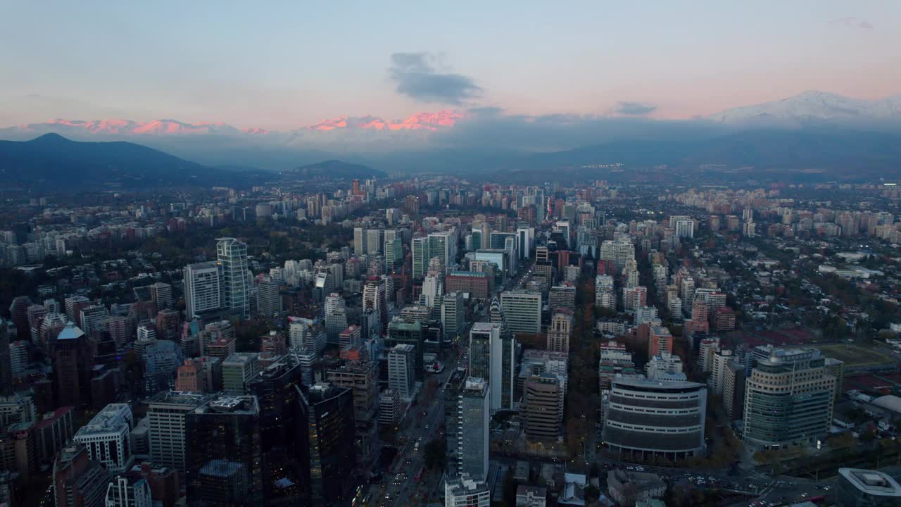 鸟瞰图建立办公室和住宅建筑，安第斯山脉在日落圣地亚哥，智利视频素材