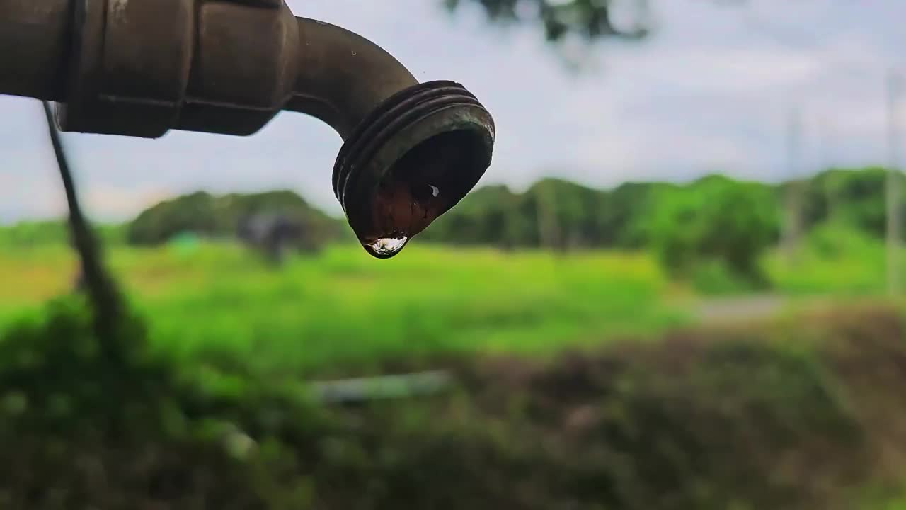 最后一滴水从生锈的水龙头落下的特写镜头视频下载