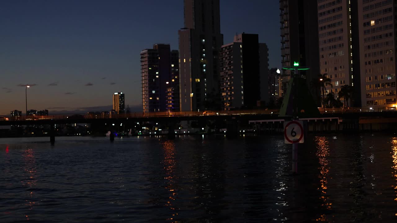 宽滩水域的夜间运河景观视频素材