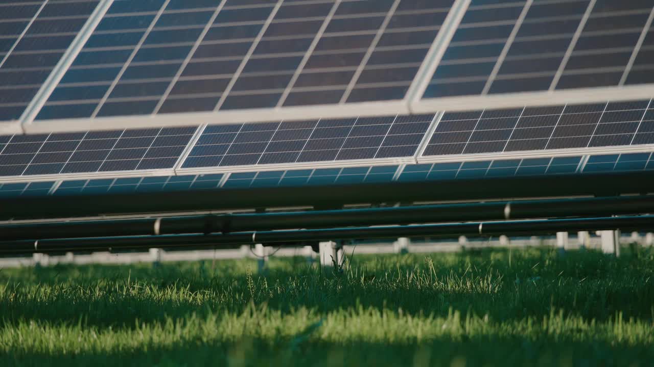 绿色领域中的太阳能电池板利用阳光作为清洁能源视频下载