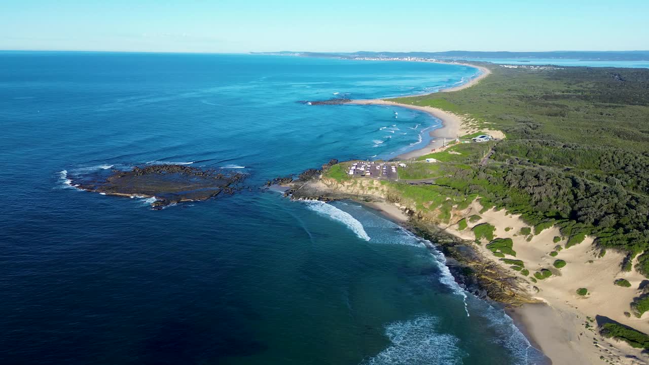士兵海滩景观无人机横跨诺拉黑德镇郊区沙滩岩石海岬海洋海岸线中部海岸旅游旅游澳大利亚视频下载