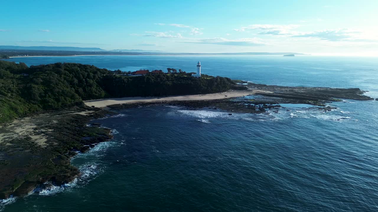无人机航拍诺拉角灯塔图克利岩石岬角海岸线海洋沙滩自然丛林海澳大利亚中部海岸视频下载