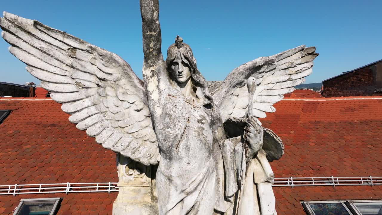 克罗地亚萨格勒布历史建筑顶部的老天使雕像。空中回射视频下载