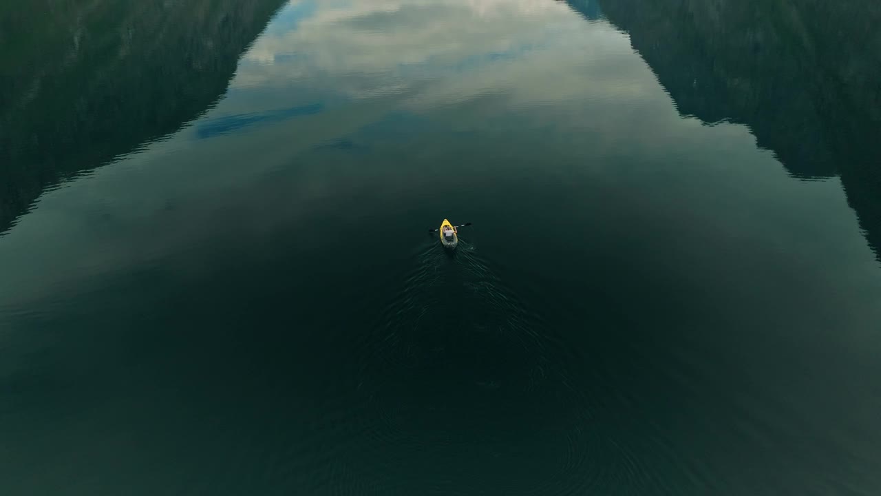 在巨大的挪威湖中间的皮艇，鸟瞰图视频下载