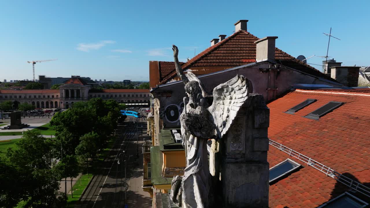克罗地亚萨格勒布旧城建筑上方的古代天使雕塑。无人机航拍视频下载
