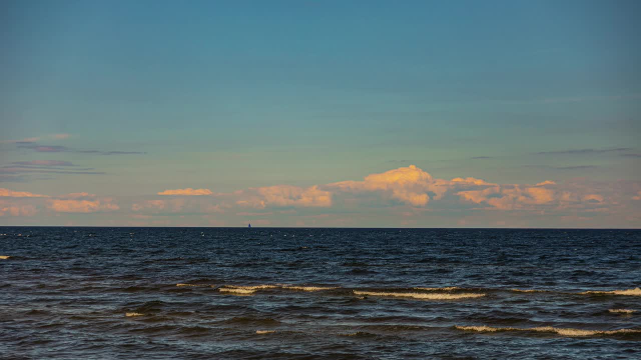日出和日落照亮的海地平线和云彩，延时视图视频下载