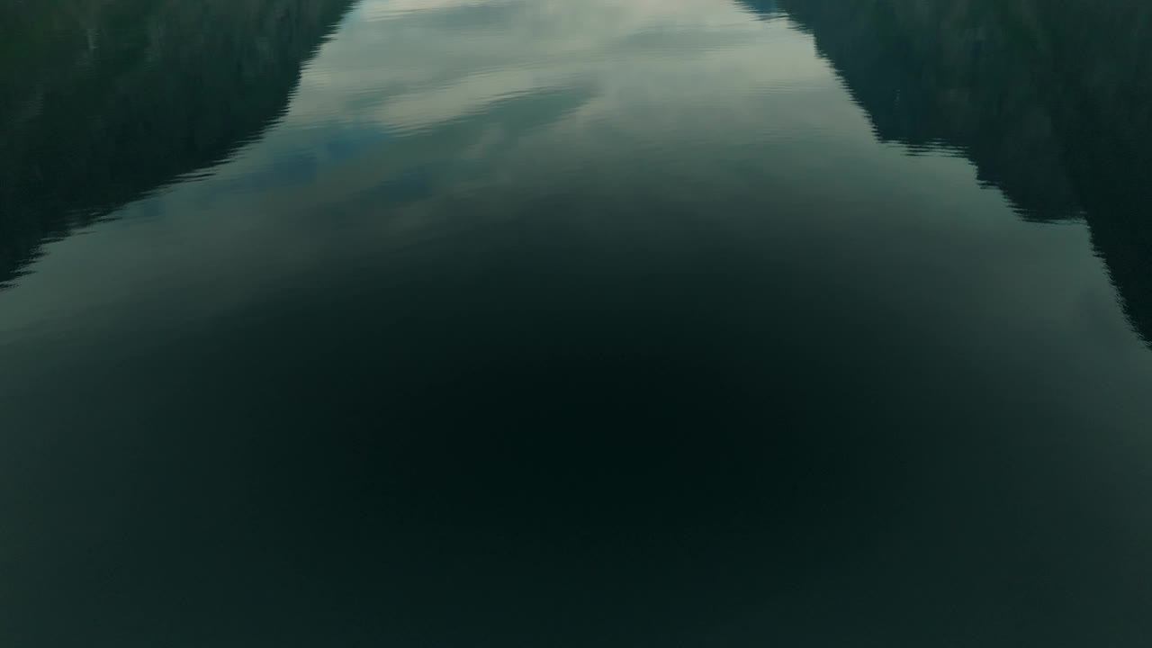在挪威深湖中的黄色皮艇，鸟瞰图视频下载