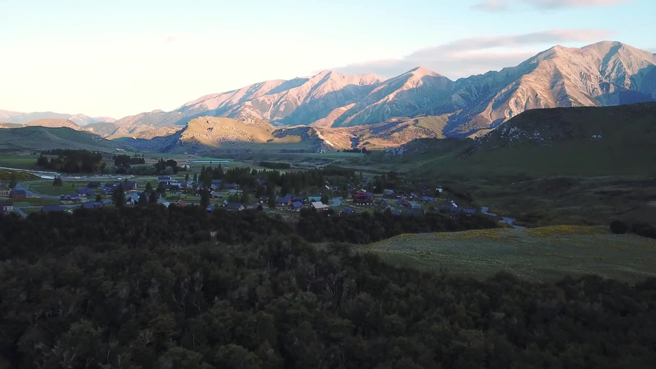 鸟瞰新西兰城堡山村庄视频下载