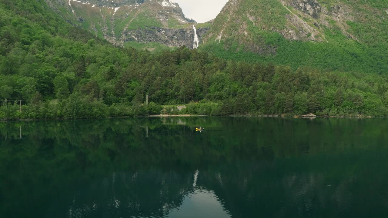 充满活力的绿色景观，高山和深湖与皮艇，鸟瞰视频下载