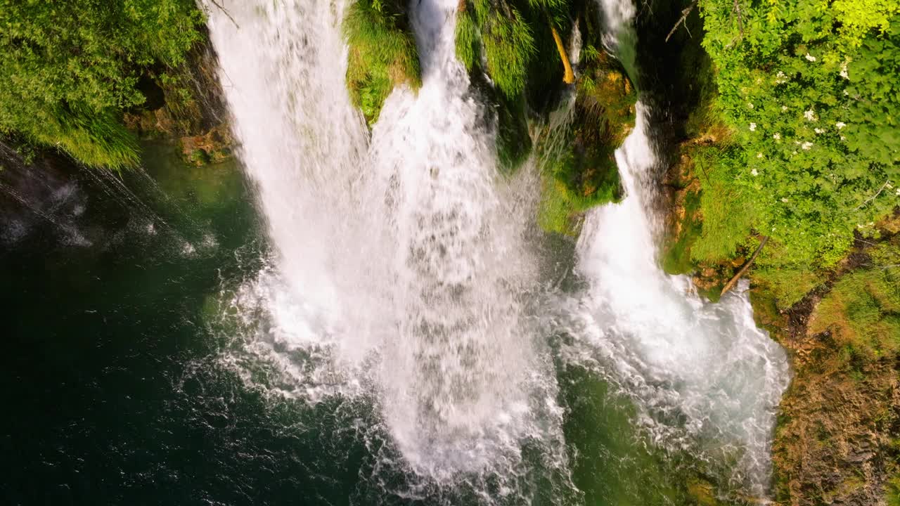 克罗地亚普利特维采湖国家公园的瀑布。无人机回射视频下载
