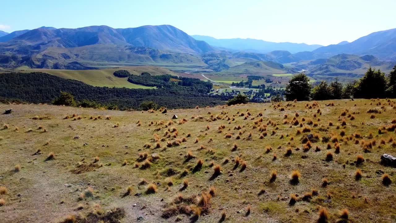 鸟瞰新西兰城堡山村庄视频下载