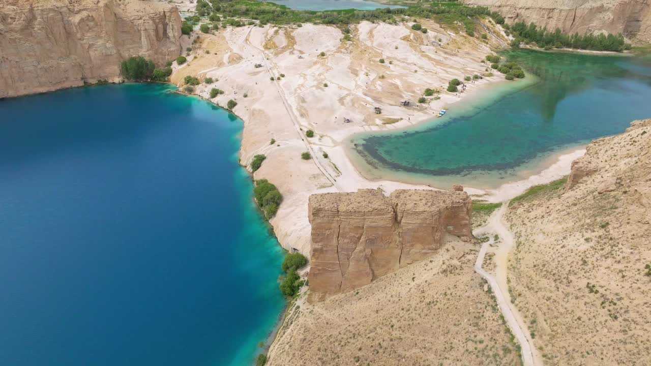 在班德阿米尔国家公园，阿富汗巴米扬，令人惊叹的蓝色湖泊被一系列干悬崖包围。无人机航拍视频下载