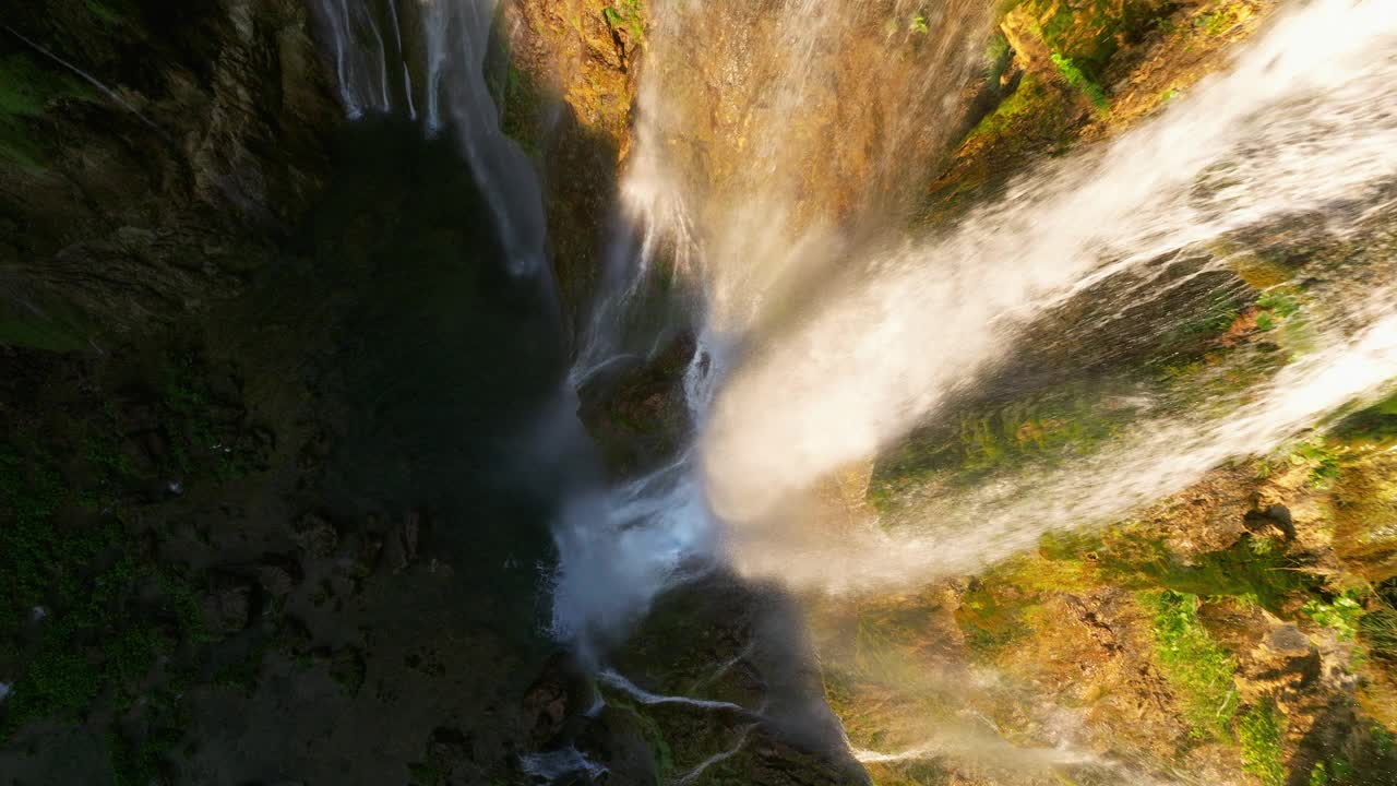 克罗地亚普利特维采湖国家公园的大瀑布。上升回调，无人机射击视频下载