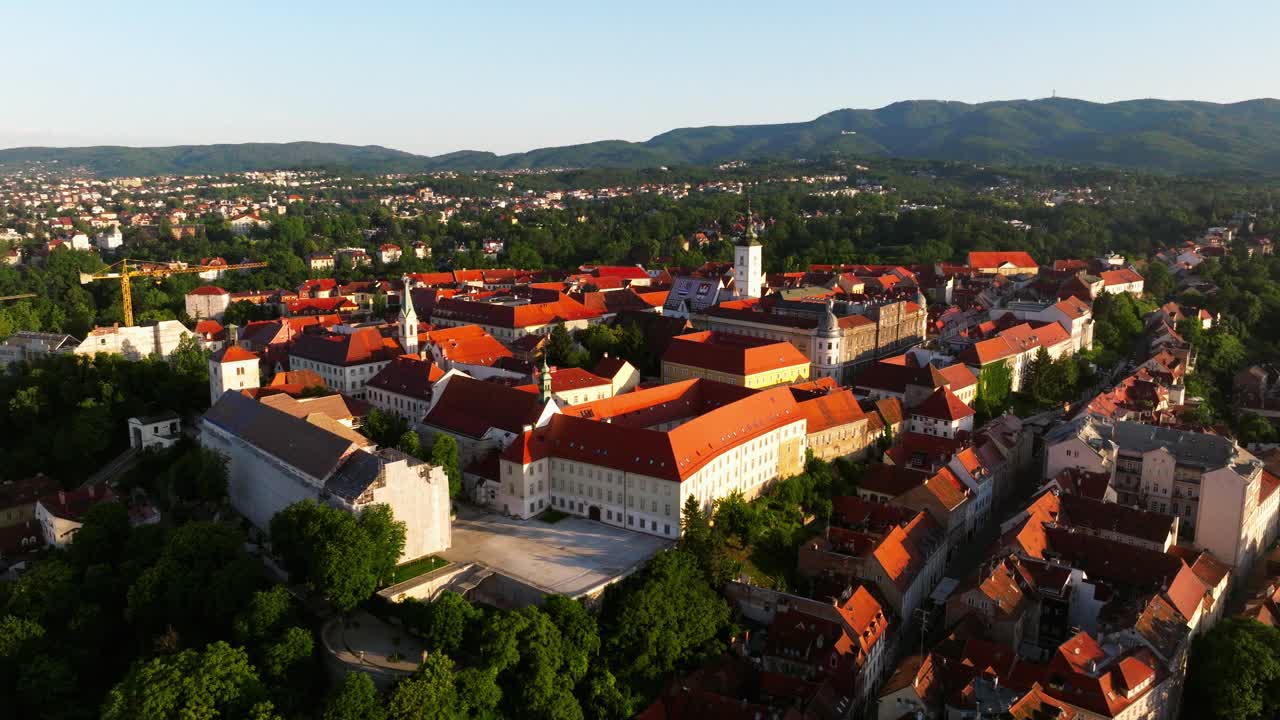 克罗地亚萨格勒布历史小镇上的日出和圣马可教堂。无人机航拍视频下载