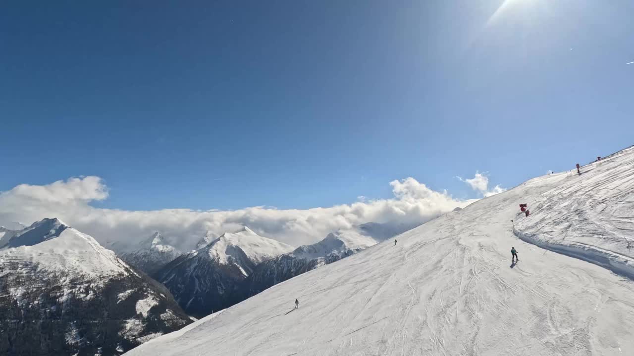 在阿尔卑斯山的山坡上滑雪视频素材