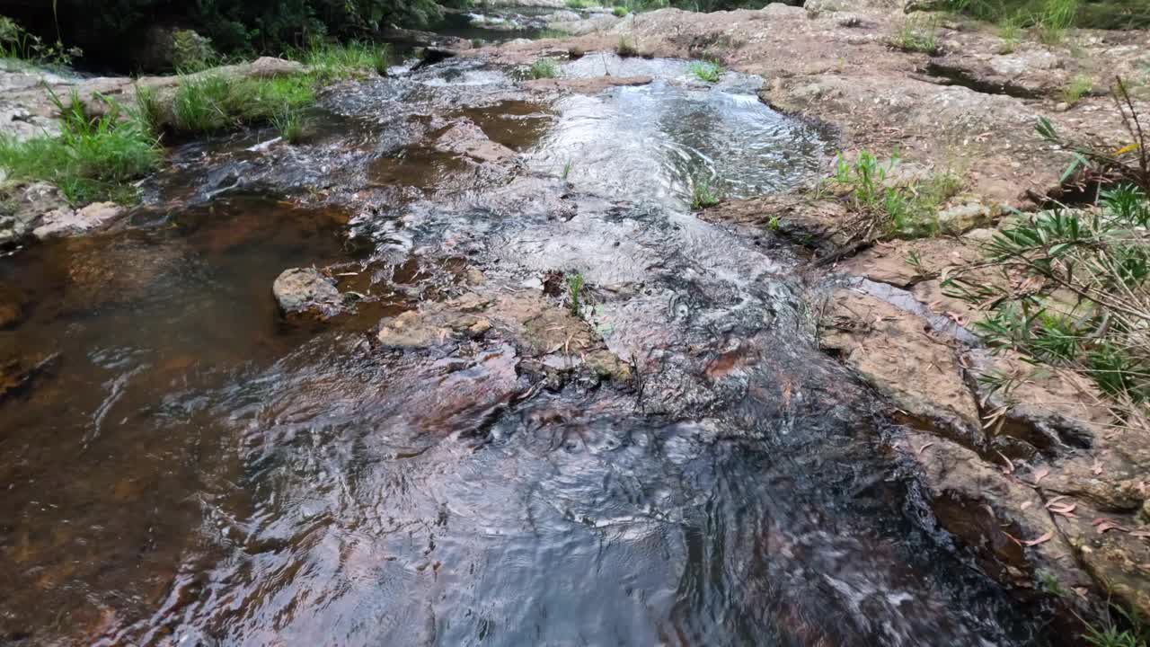 泉溪里流动的小溪视频素材