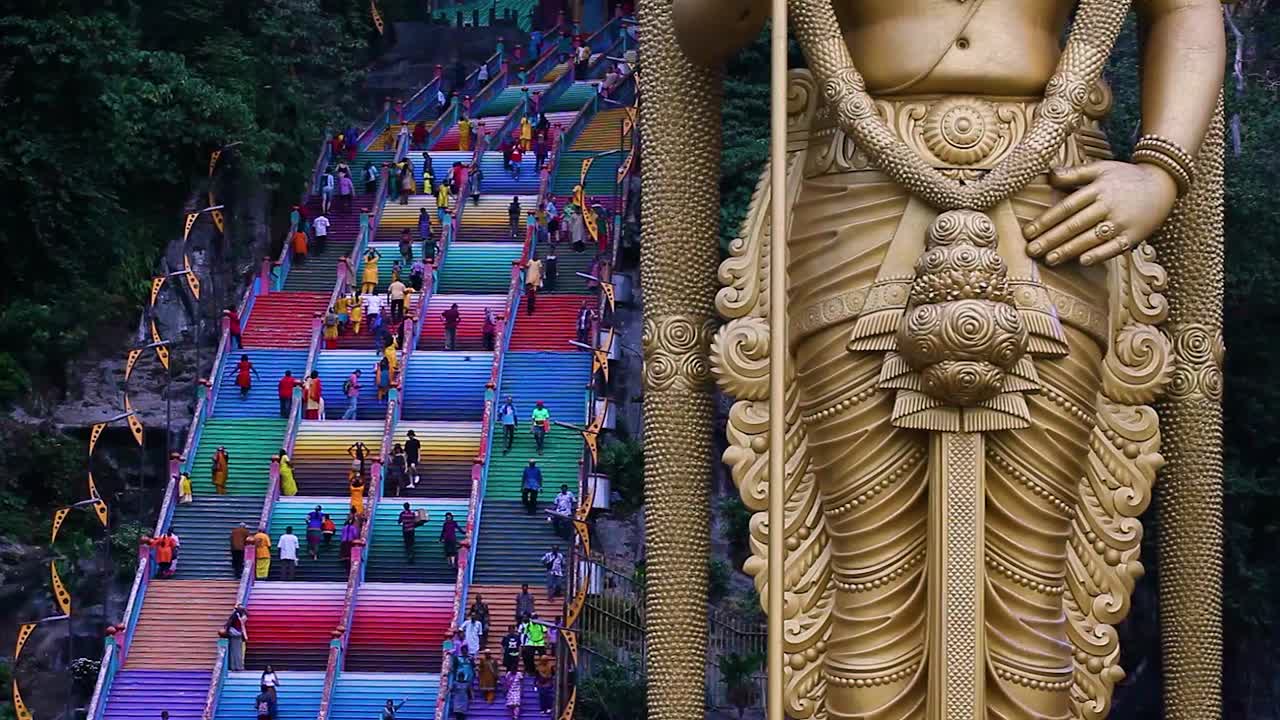 穆卢干寺的彩色楼梯成为马来西亚旅游的新景点视频下载