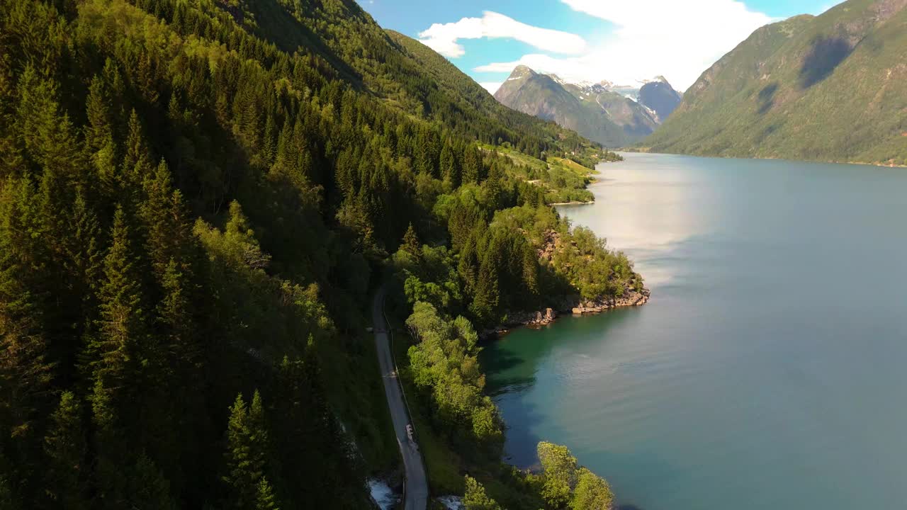 fjaerlandsjorden, fjaerlandsjorden, fjerlandsjorden，挪威维斯特兰峡湾，在一个被雄伟的山脉包围的森林地区视频素材