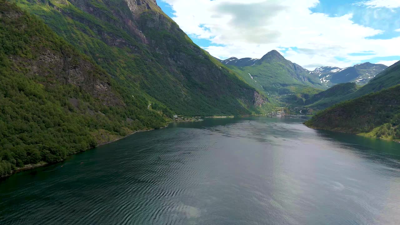 鸟瞰在原始荒野环境中宁静的山湖峡湾，挪威盖朗格视频素材