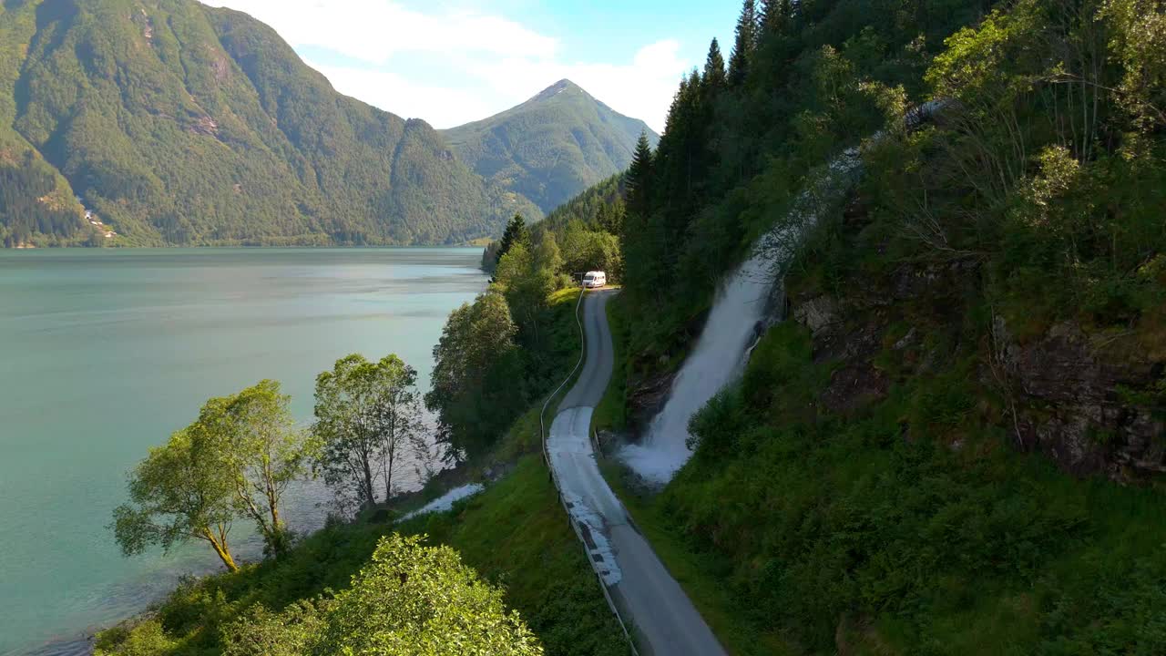 挪威维斯特兰峡湾瀑布湖畔风景优美的山路视频素材