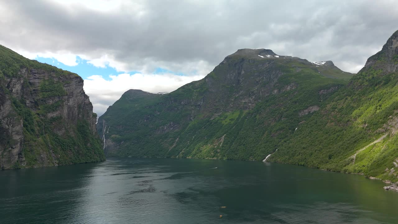 探索一个令人惊叹的峡湾与瀑布和山景，盖朗格，挪威视频素材