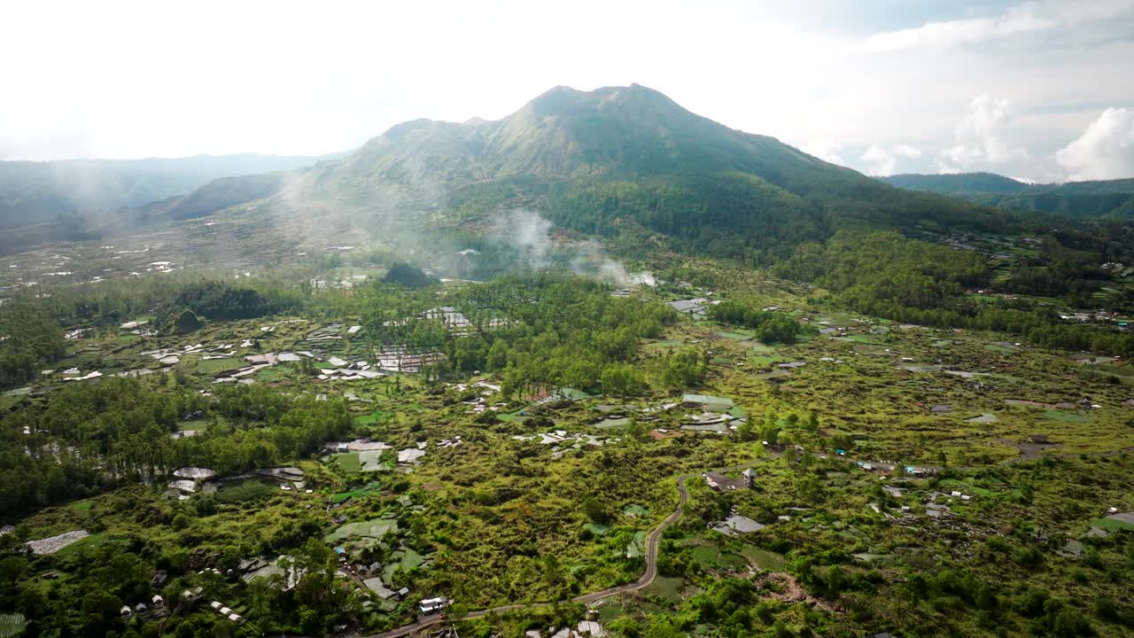 印尼巴厘岛Kintamani上Batur火山熔岩场附近的山坡村庄。无人机航拍视频素材