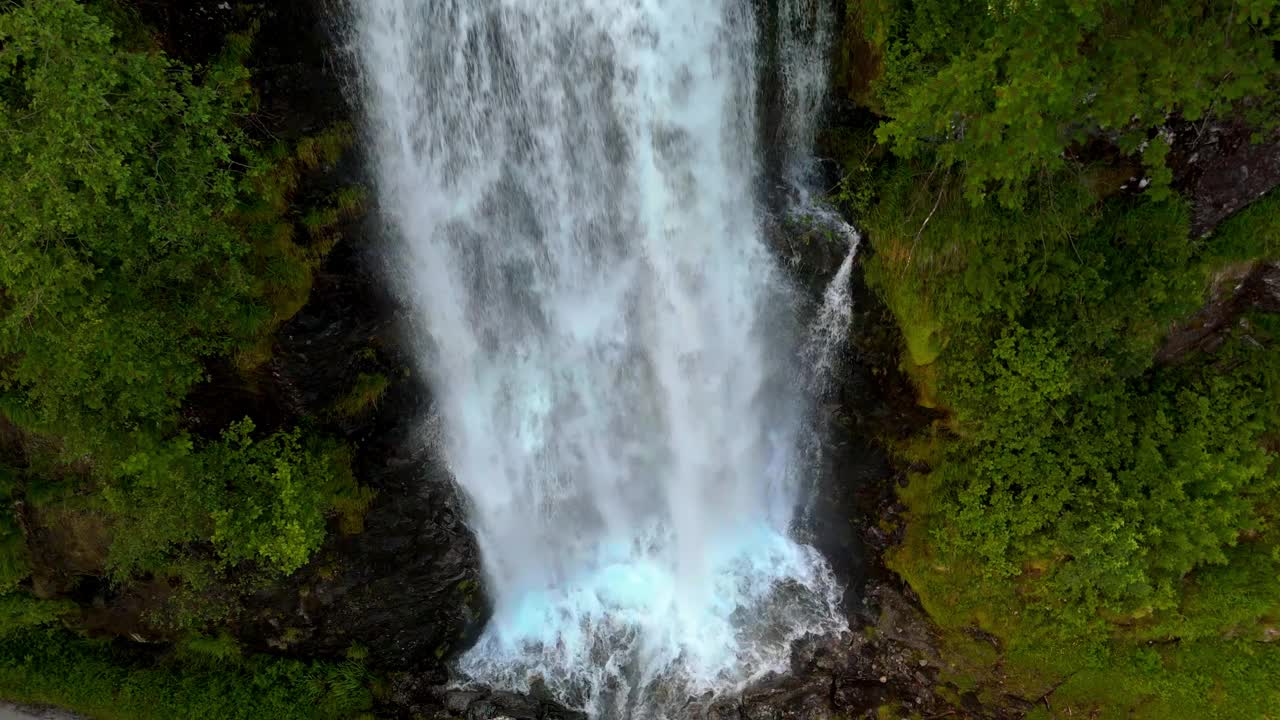 鸟瞰图中的瀑布在郁郁葱葱的绿色植物，fjaerlandsjorden，峡湾，维斯特兰，挪威视频素材