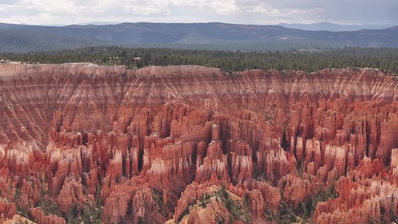 在美国犹他州的布莱斯峡谷国家公园，引人注目的橙色hoodoo和复杂的岩层视频素材