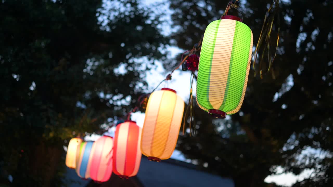 在日本神社里，各种颜色的日本纸灯笼在风中摇曳。视频下载