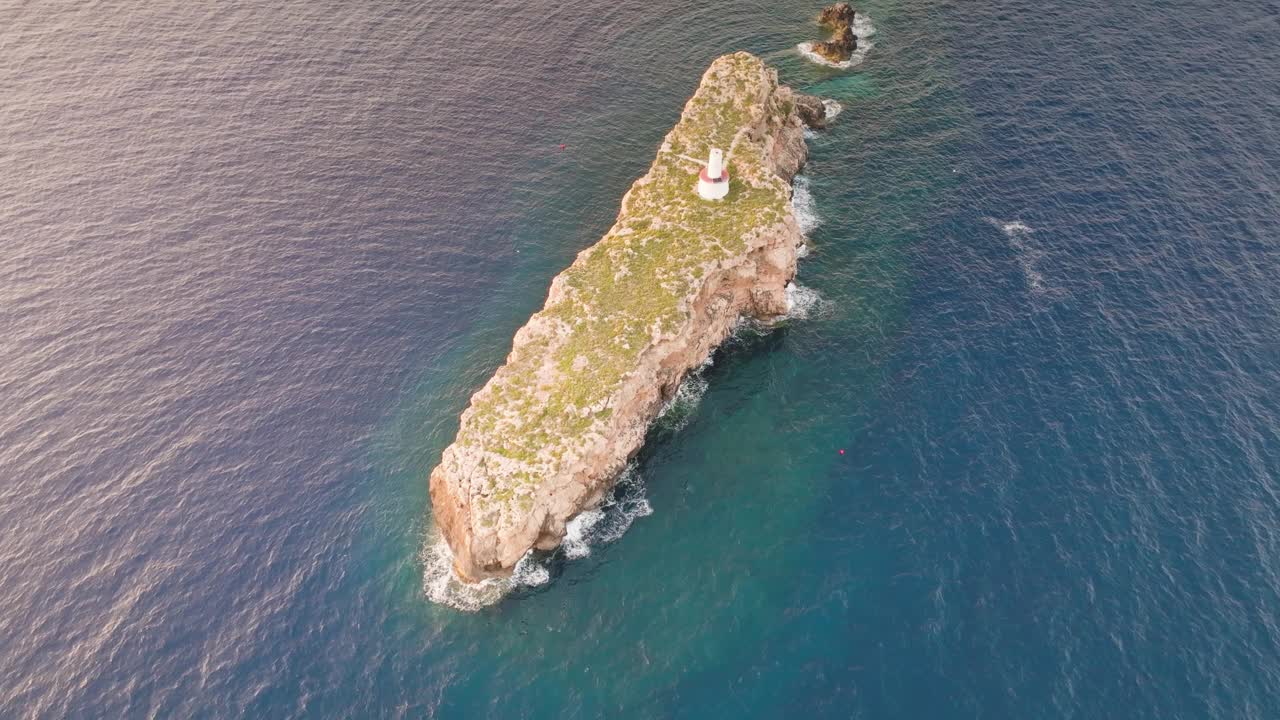 马略卡岛蓬塔德埃尔托罗石灰岩岩层的空中倾斜视图视频素材