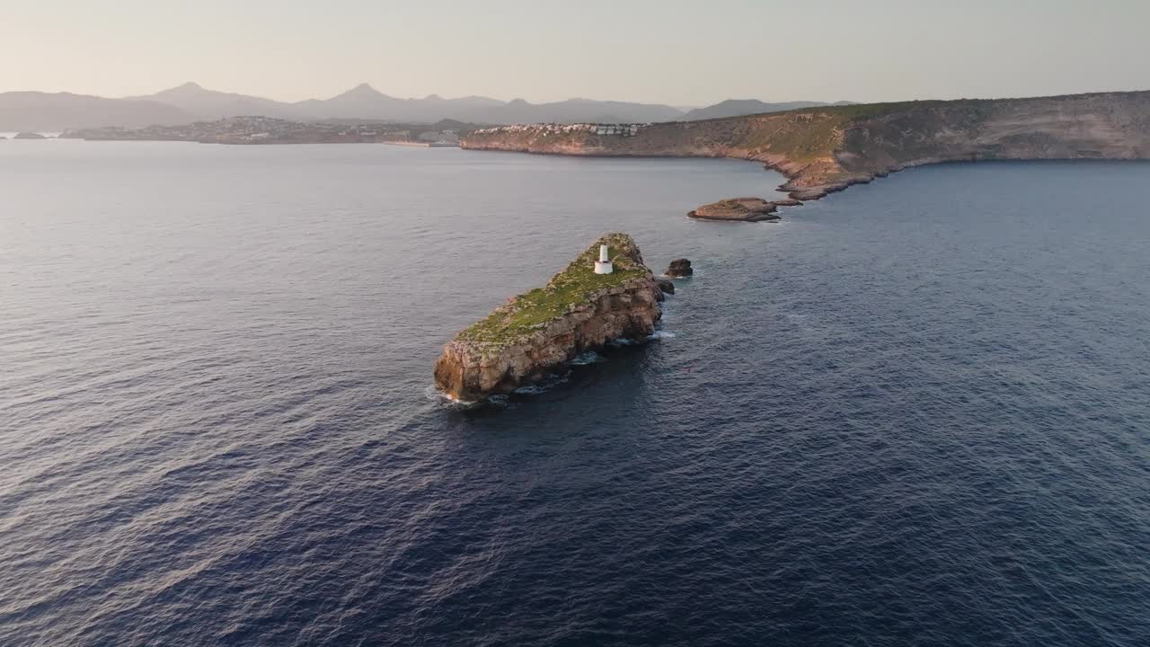 马略卡岛绿松石水中的Punta de El Toro岩层鸟瞰图视频素材