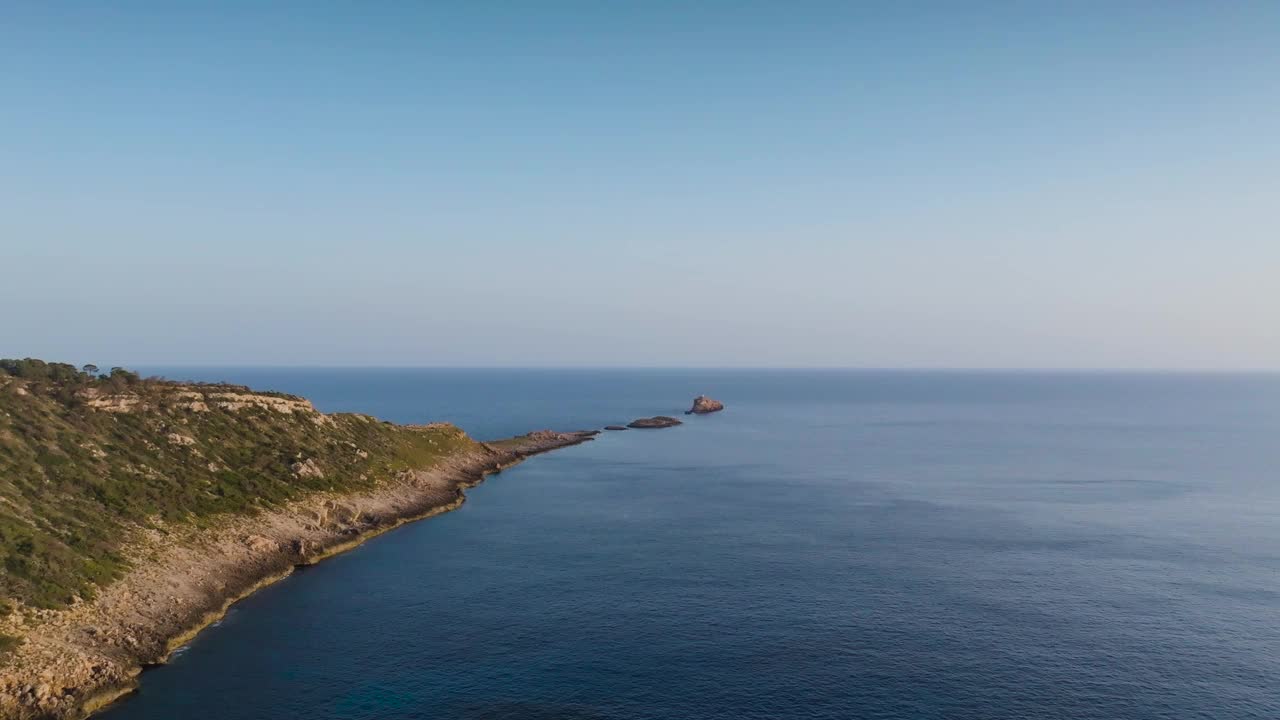 马略卡岛，蓬塔德埃尔托罗岩层延伸入海的鸟瞰图视频素材