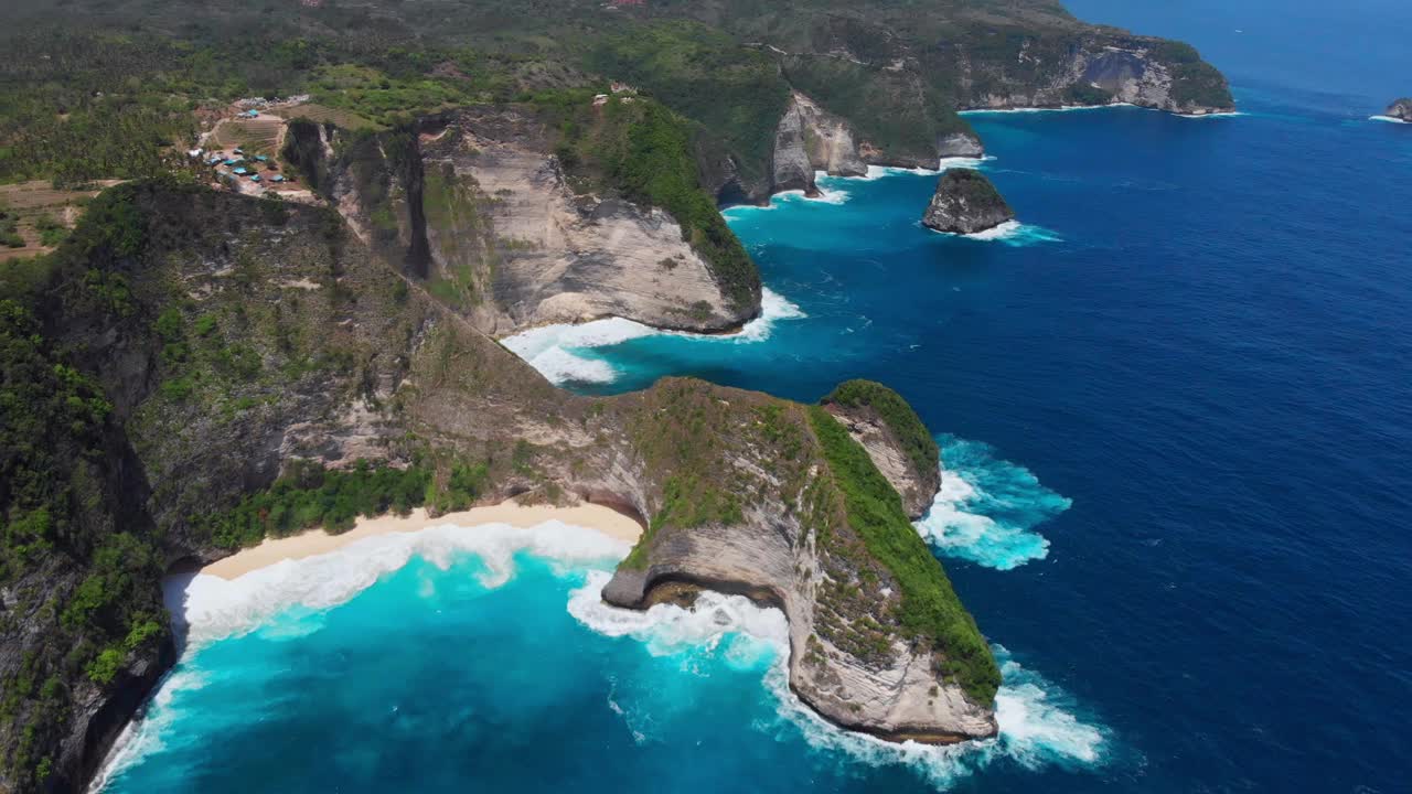 努沙佩尼达岛的山脉海岸线，印度尼西亚令人惊叹的景观。鸟瞰图视频素材