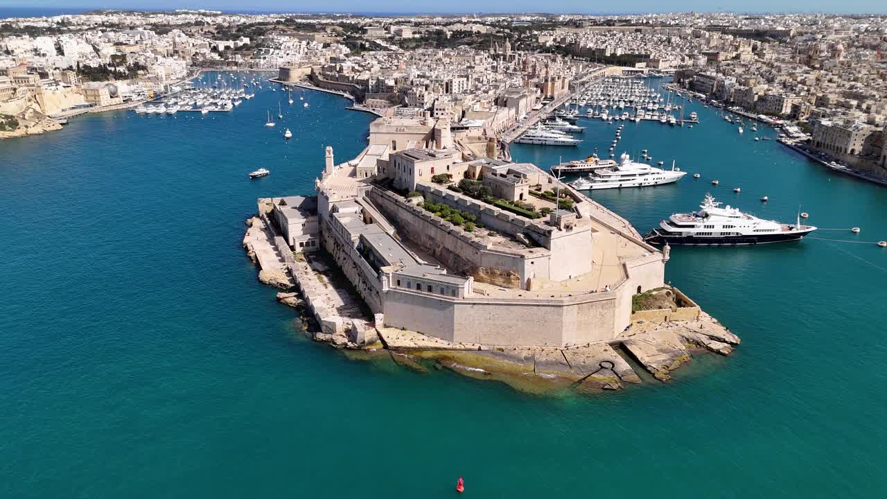 鸟瞰欧洲马耳他比古(Vittoriosa)市的圣安吉洛堡视频下载