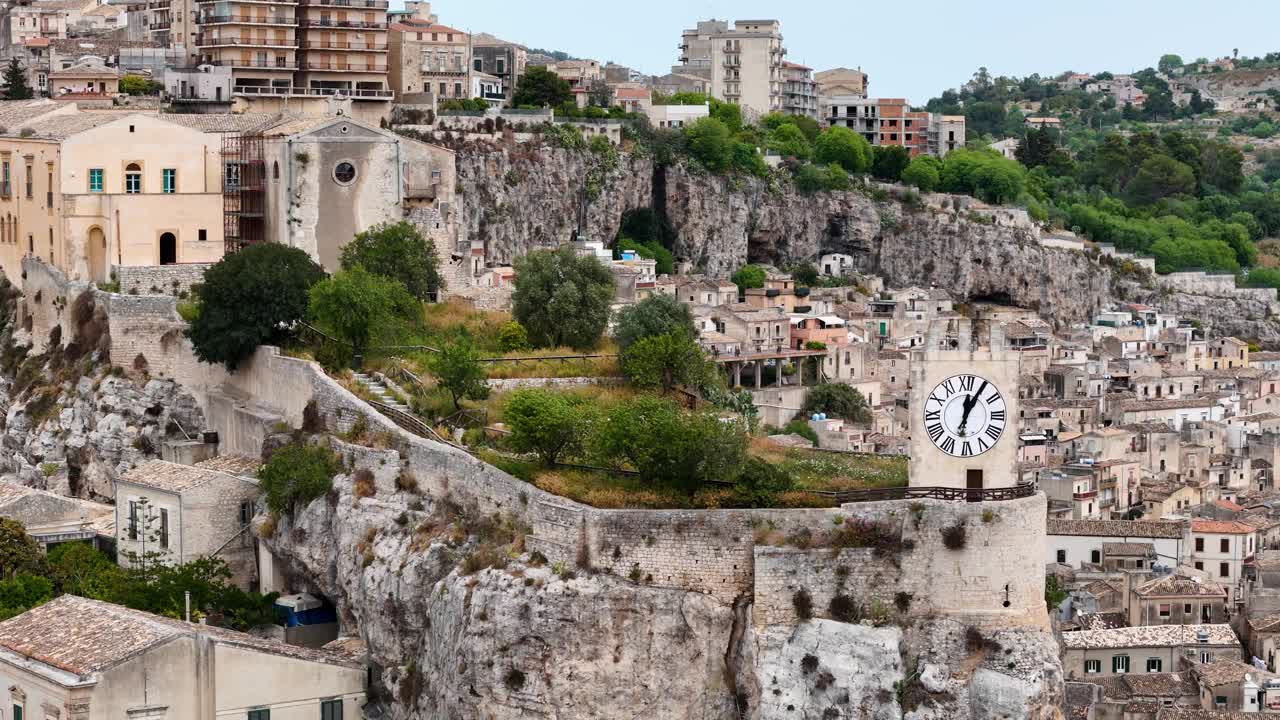 俯瞰意大利西西里岛莫迪卡的伯爵城堡(Castello dei Conti)视频下载