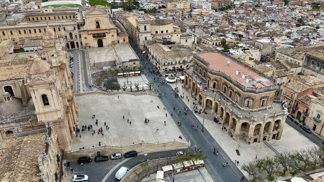 无人机拍摄的大教堂广场(Piazza del Duomo)在能登，西西里岛，意大利视频素材