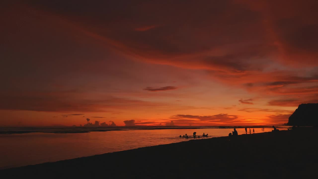 海滩上充满活力的日落视频素材