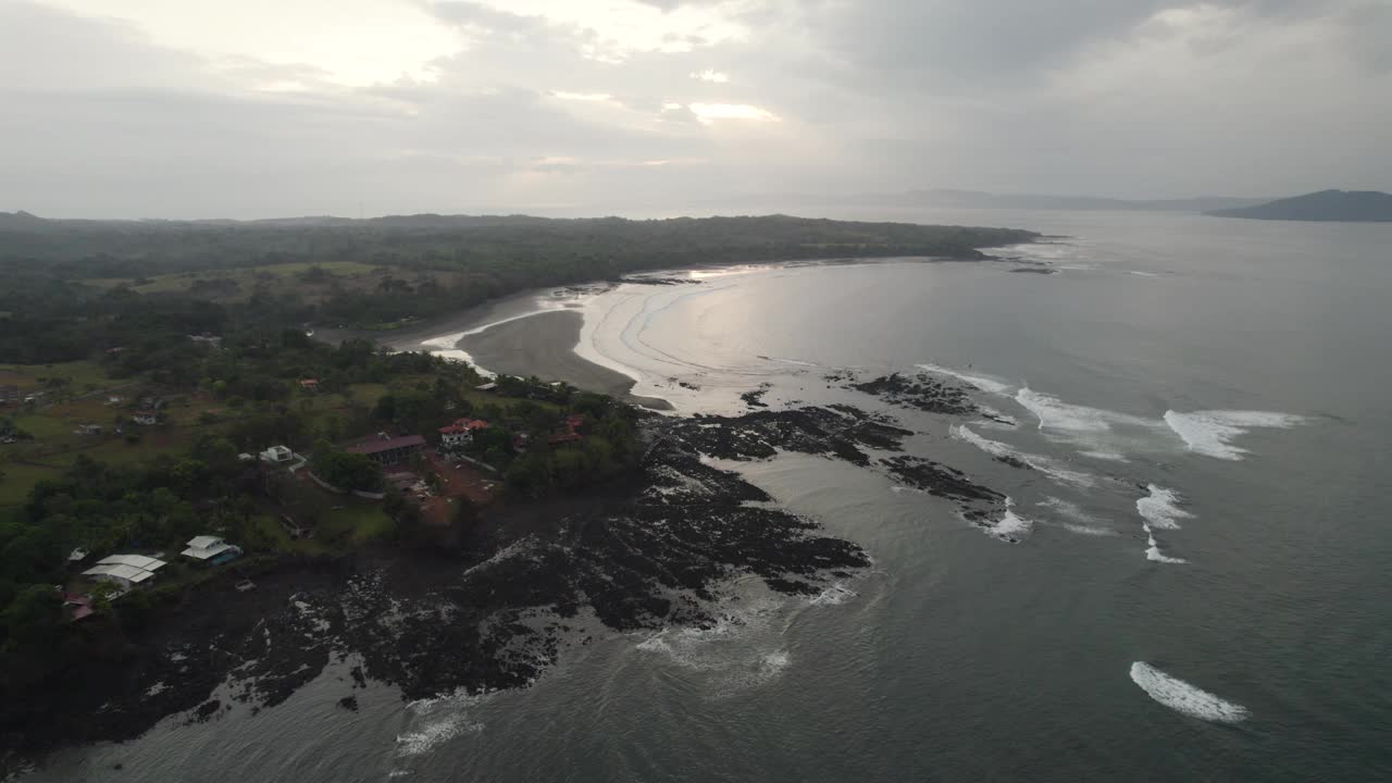 黄昏时分，巴拿马圣卡塔利娜海岸，海浪冲击着岩石海岸，鸟瞰图视频素材