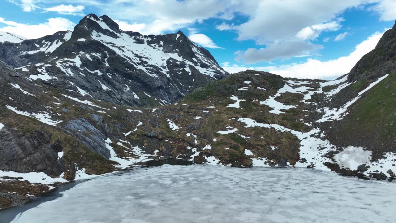 挪威Blavatnet徒步旅行的鸟瞰图，展示了雄伟的雪山和湖泊视频素材