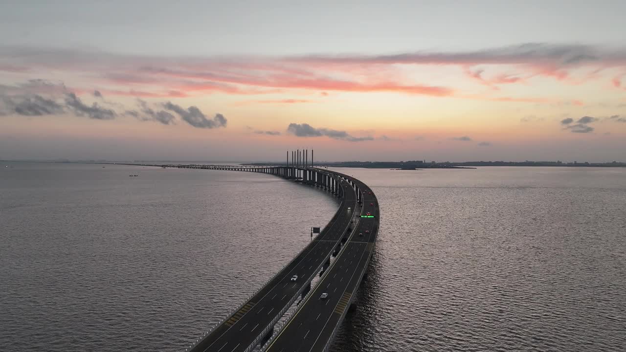 日落时跨海大桥鸟瞰图视频素材