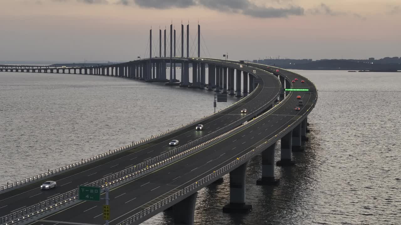 日落时跨海大桥鸟瞰图视频素材