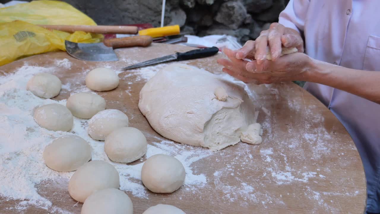 用擀面杖手工制作面饼视频素材