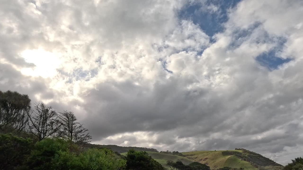 穿过墨尔本山的风景车视频素材