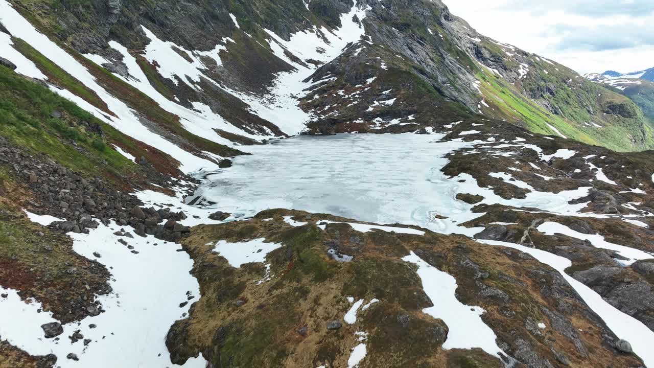 挪威春天的冰封山间湖泊，冰雪融化，风景优美视频素材