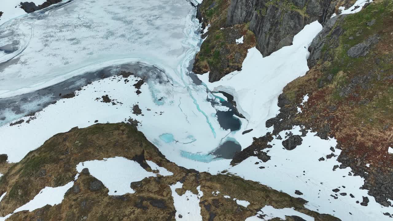 早春徒步旅行期间，挪威的Blavatnet湖部分结冰，鸟瞰图视频素材