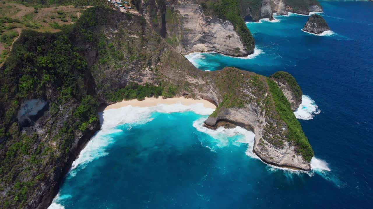 努沙佩尼达岛美丽的海岸线，印度尼西亚令人惊叹的景观。鸟瞰图视频素材