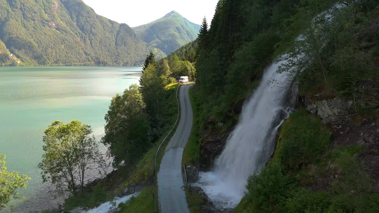 在挪威维斯特兰峡湾的一条有瀑布、湖泊、fjaerlandsjorden的山路上，风景优美视频素材