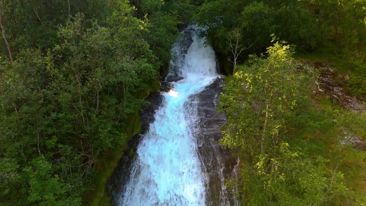 一个美丽的瀑布被绿色植物包围，fjaerlandsjorden，峡湾，维斯特兰，挪威视频素材