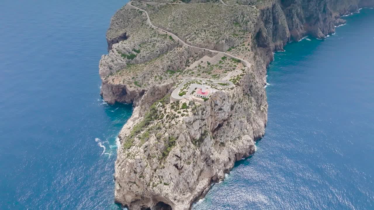 西班牙崎岖的石灰岩悬崖上的福门托灯塔鸟瞰图视频素材